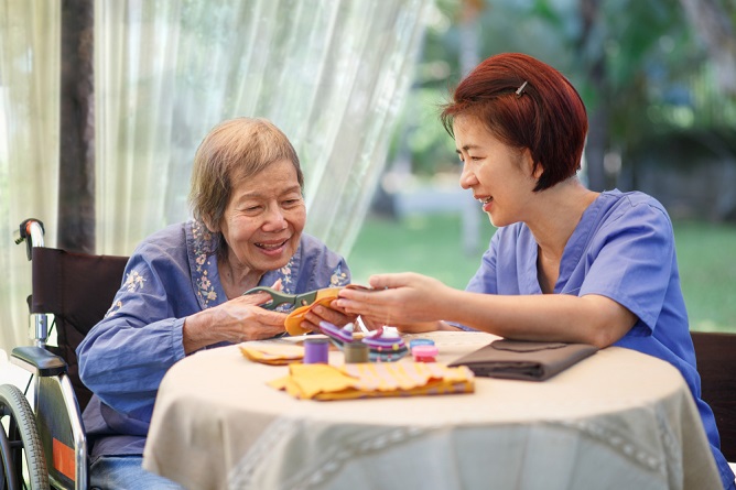 engaging-activities-for-a-loved-one-with-dementia